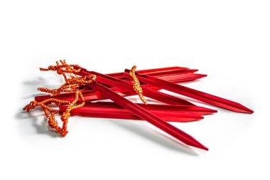 Beyaz arka planda rüzgarın esmesini önlemek için çadırı tutacak alüminyum çapa çadırını izole et