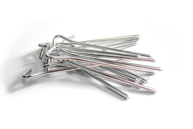 Beyaz arka planda rüzgarın esmesini önlemek için çadırı tutacak alüminyum çapa çadırını izole et