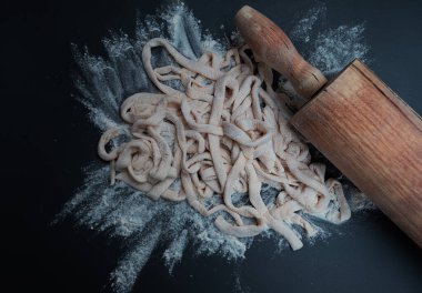 Yemek pişirmek. Deneme. Akşam yemeği. Un.