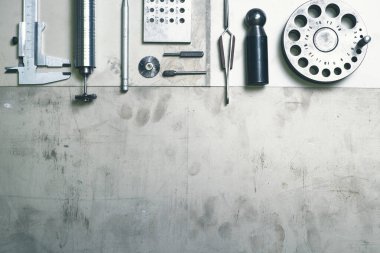 Mücevher aletleri. Mücevherler. Kuyumcu işyeri, arka planda çalışma alanı. El işi. Atölye. Üretim. - Yakın çekim. Tonlanmış metal üst görünüm arkaplanı