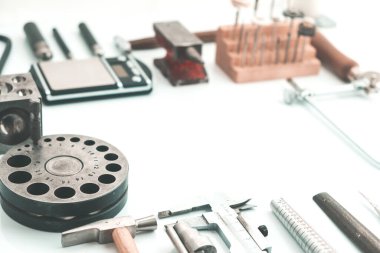 Yan görüş fotoğrafını kapat. Çalışmak için enstrümanı seçen bir zanaatkar. kopyalama alanı izole