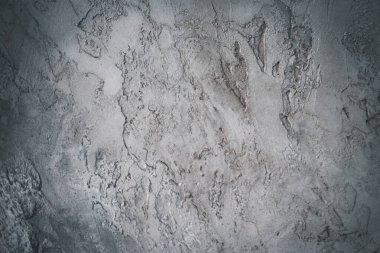 Pis çimento duvarı çatlatıyor.