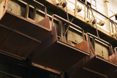 Eski fabrika binasının bir parçası. Eski endüstriyel bina dış paslı parçalar