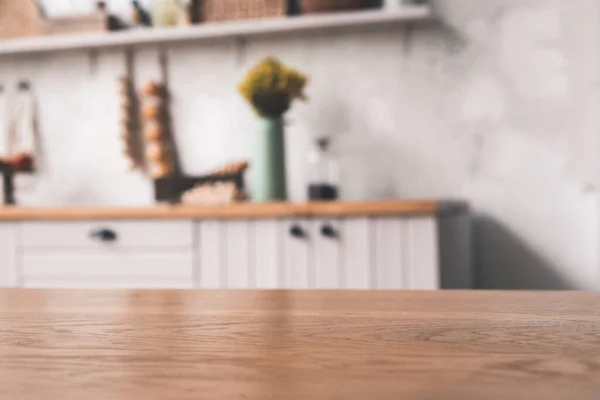 Mutfak arka planındaki ahşap masa üstü (mutfak adası olarak) ürünlerinizi görüntülemek veya montajlamak için kullanılabilir