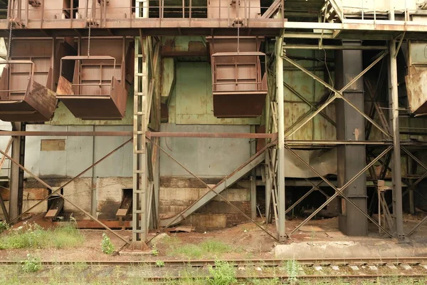 Eski fabrika binasının bir parçası. Eski endüstriyel bina dış paslı parçalar