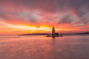 İstanbul, Türkiye 'de gün batımı gökyüzü olan Maiden' s Tower. İstanbul 'un sembolü Bakire Kulesi.