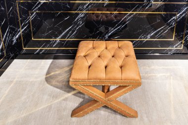 Beyaz mobilyaları, aynası ve kahverengi halısı olan oturma odası. Modern oturma odasının içi. Mobilya Mağazası.