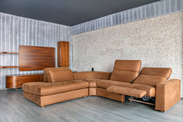 Современная концепция интерьера номера, стильный декоративный диван. Мобильная поддержка передвижной диван, домашняя мебель гостиная группа. Удобный диван с мягкими подушками в элегантном интерьере гостиной
