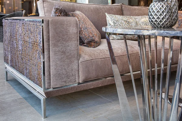 Beyaz mobilyaları, aynası ve kahverengi halısı olan oturma odası. Modern oturma odasının içi. Mobilya Mağazası.