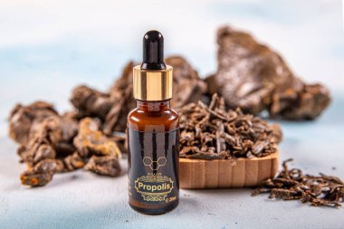 Orijinal propolis. Kurumuş ya da çiğ propolis. Propolis arı yapıştırıcısı Doğal tıp.