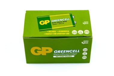 İstanbul, Türkiye - 18 Mart 2020: GP Greencell marka AA büyüklüğünde alkalin piller beyaz arka planda izole edildi. Yeni 9 voltluk pil ya da 9 voltluk pil. % 0 cıvalı Süper Ağır Görev.