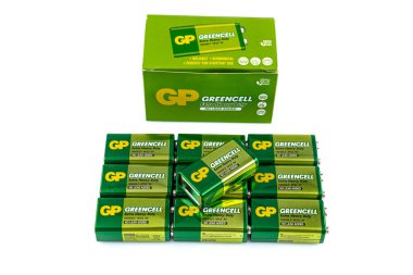 İstanbul, Türkiye - 18 Mart 2020: GP Greencell marka AA büyüklüğünde alkalin piller beyaz arka planda izole edildi. Yeni 9 voltluk pil ya da 9 voltluk pil. % 0 cıvalı Süper Ağır Görev.