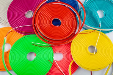 Esnek bantlı neon esneme beyaz arka planda farklı renklerde. Moda neon rengi arkaplanı.