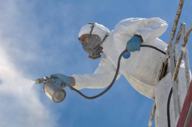 Yüzeydeki nesnelere yapışmış dezenfektan spreyleri ve mikroplar. Covid 19 virüsünü, koronavirüsü ve çeşitli patojenleri önleyin. konsept sağlık sistemi, dikkatli olun ve el dezenfektanı.