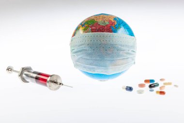 Küresel salgın. Coronavirüs salgını. Tıbbi maskeli dünya küresi. Haplı alışveriş arabası. Coronavirus karantinası. Coronavirus dünyaya yayıldı. Koruyucu ilaçlar, virüse karşı haplar..
