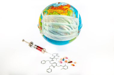 Lopinavir antiviral, Covid-19 solunum hastalığını tedavi edebileceği düşünülüyor. Lopinavir molekülü ve Dünya yakınlarında tıbbi maske takan bazı ilaçlar / enjeksiyon şırıngaları.