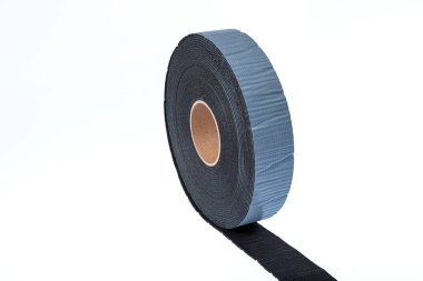 Beyaz arka planda siyah sanayi bandı. Lastik yalıtım bandı. Ses yalıtım bandı.