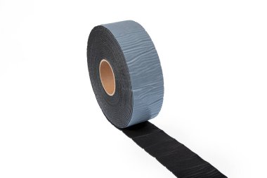 Beyaz arka planda siyah sanayi bandı. Lastik yalıtım bandı. Ses yalıtım bandı.