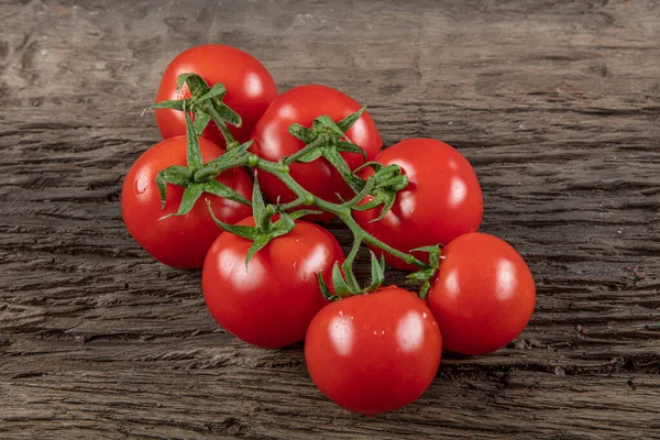 Tomate Mit Weinstock Auf Holzgrund Symbolbild Konzept Für Gesunde Ernährung — Stockfoto