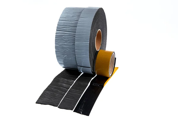 白い背景にロールで黒の産業用テープ ゴム絶縁テープ 遮音粘着テープ — ストック写真