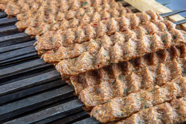 Adana Kebap sosta çiğ pişmiş. Geleneksel Türk adana kebabı pişirmeye hazır..