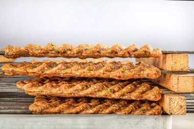 Adana Kebap sosta çiğ pişmiş. Geleneksel Türk adana kebabı pişirmeye hazır..