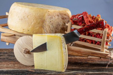 Geleneksel Türk gruyere peyniri. Kars şehrinin ünlü gruyere peyniri. Yatay çekim.