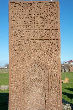 Ahlat 'ın mezar taşları boyutları ve tasarımlarıyla ünlüdür. Mezarlık Selcuklu döneminden kalma ve Unesco Dünya Mirasları listesine kaydedilmiştir..