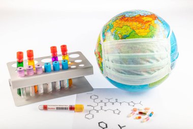 Ritonavir, HIV / AIDS ve covid-19 tedavisinde kullanılan bir antiretroviral ilaçtır. Coronavirus test tüpleri ve tıbbi maske takan dünyanın yakınında pozitif kan testi. 