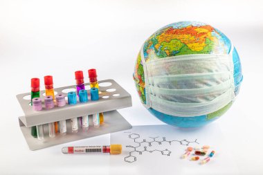 Ritonavir, HIV / AIDS ve covid-19 tedavisinde kullanılan bir antiretroviral ilaçtır. Coronavirus test tüpleri ve tıbbi maske takan dünyanın yakınında pozitif kan testi. 