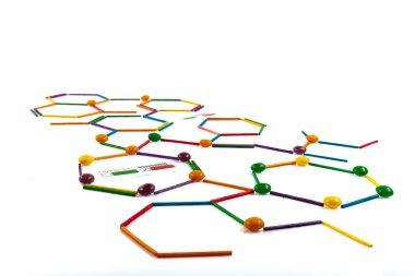 Coronavirüs salgını konsepti. Yazıt COVID-19, beyaz arkaplandaki moleküler model ve laboratuvar ekipmanlarına karşı..