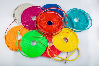 Esnek bantlı neon esneme beyaz arka planda farklı renklerde. Moda neon rengi arkaplanı.