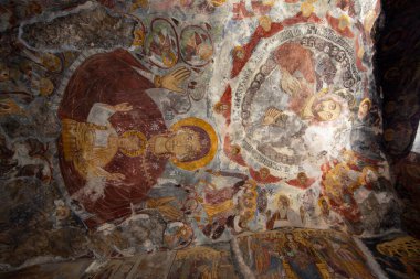 Macka, Trabzon, Türkiye - 3 Ağustos 2014; Kayanın altındaki Sumela manastırı avlusu. Eski fresklerin kalıntıları çok sayıda duvarda görülüyor. Macka, Trabzon, Türkiye.