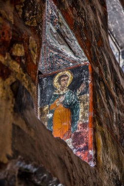 Macka, Trabzon, Türkiye - 3 Ağustos 2014; Kayanın altındaki Sumela manastırı avlusu. Eski fresklerin kalıntıları çok sayıda duvarda görülüyor. Macka, Trabzon, Türkiye.