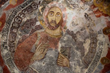 Macka, Trabzon, Türkiye - 3 Ağustos 2014; Kayanın altındaki Sumela manastırı avlusu. Eski fresklerin kalıntıları çok sayıda duvarda görülüyor. Macka, Trabzon, Türkiye.