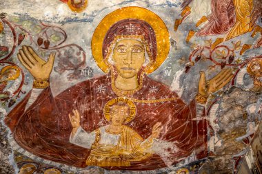 Macka, Trabzon, Türkiye - 3 Ağustos 2014; Kayanın altındaki Sumela manastırı avlusu. Eski fresklerin kalıntıları çok sayıda duvarda görülüyor. Macka, Trabzon, Türkiye.