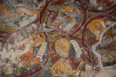 Macka, Trabzon, Türkiye - 3 Ağustos 2014; Kayanın altındaki Sumela manastırı avlusu. Eski fresklerin kalıntıları çok sayıda duvarda görülüyor. Macka, Trabzon, Türkiye.