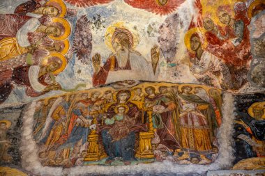 Macka, Trabzon, Türkiye - 3 Ağustos 2014; Kayanın altındaki Sumela manastırı avlusu. Eski fresklerin kalıntıları çok sayıda duvarda görülüyor. Macka, Trabzon, Türkiye.