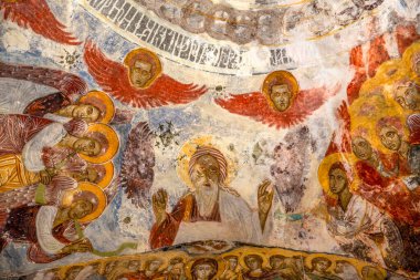 Macka, Trabzon, Türkiye - 3 Ağustos 2014; Kayanın altındaki Sumela manastırı avlusu. Eski fresklerin kalıntıları çok sayıda duvarda görülüyor. Macka, Trabzon, Türkiye.