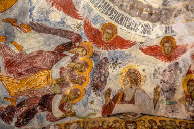 Macka, Trabzon, Türkiye - 3 Ağustos 2014; Kayanın altındaki Sumela manastırı avlusu. Eski fresklerin kalıntıları çok sayıda duvarda görülüyor. Macka, Trabzon, Türkiye.