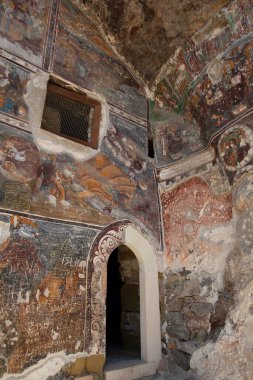 Macka, Trabzon, Türkiye - 3 Ağustos 2014; Kayanın altındaki Sumela manastırı avlusu. Eski fresklerin kalıntıları çok sayıda duvarda görülüyor. Macka, Trabzon, Türkiye.
