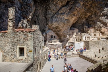 Macka, Trabzon, Türkiye - 3 Ağustos 2014; Kayanın altındaki Sumela manastırı avlusu. Eski fresklerin kalıntıları çok sayıda duvarda görülüyor. Macka, Trabzon, Türkiye.