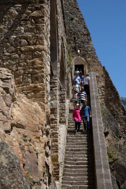 Macka, Trabzon, Türkiye - 3 Ağustos 2014; Kayanın altındaki Sumela manastırı avlusu. Eski fresklerin kalıntıları çok sayıda duvarda görülüyor. Macka, Trabzon, Türkiye.