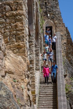 Macka, Trabzon, Türkiye - 3 Ağustos 2014; Kayanın altındaki Sumela manastırı avlusu. Eski fresklerin kalıntıları çok sayıda duvarda görülüyor. Macka, Trabzon, Türkiye.