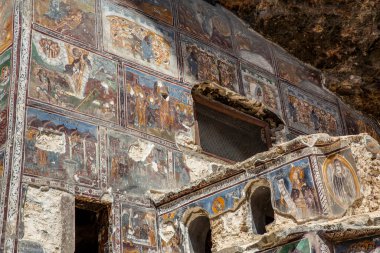 Macka, Trabzon, Türkiye - 3 Ağustos 2014; Kayanın altındaki Sumela manastırı avlusu. Eski fresklerin kalıntıları çok sayıda duvarda görülüyor. Macka, Trabzon, Türkiye.