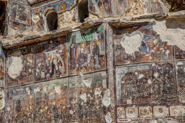 Macka, Trabzon, Türkiye - 3 Ağustos 2014; Kayanın altındaki Sumela manastırı avlusu. Eski fresklerin kalıntıları çok sayıda duvarda görülüyor. Macka, Trabzon, Türkiye.