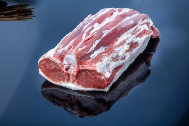 Çiğ et kuzu eti, kuzu boynu (Lamb Gerdan) siyah zeminde izole edilmiş. Metin için boşluğu kopyala. Kemik boyunlu sığır filetosu.