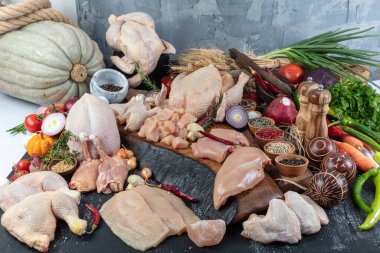 Kasap, tavuk bölümü. Şarküteri bölümündeki çiğ tavuk leşinde çeşitli ürünler sergileniyor..