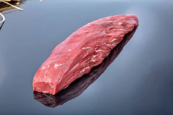 Сырое Мясо Говяжий Стейк Черном Фоне Вид Сверху — стоковое фото
