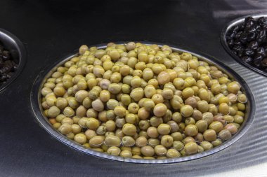 Süpermarket zeytin reyonu. Piyasada yeşil ve siyah zeytin.